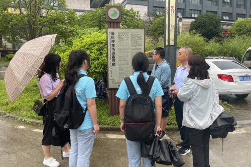 安康学院外语学院副院长刘子富实地讲解分析语言景观案例