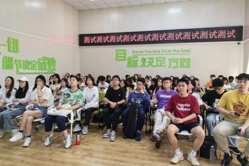 川外翻译学院开展“母城渝中英语标识标牌‘啄木鸟’行动”