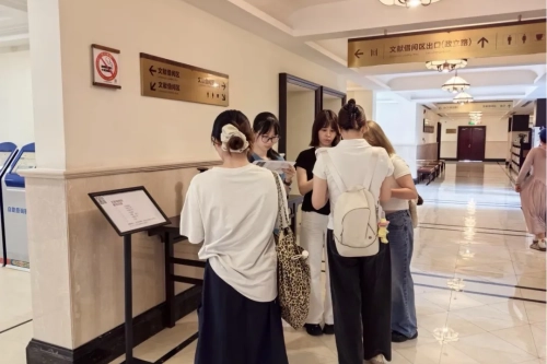 同济大学研究生赴杨浦图书馆开展中英双语指示标牌监测活动